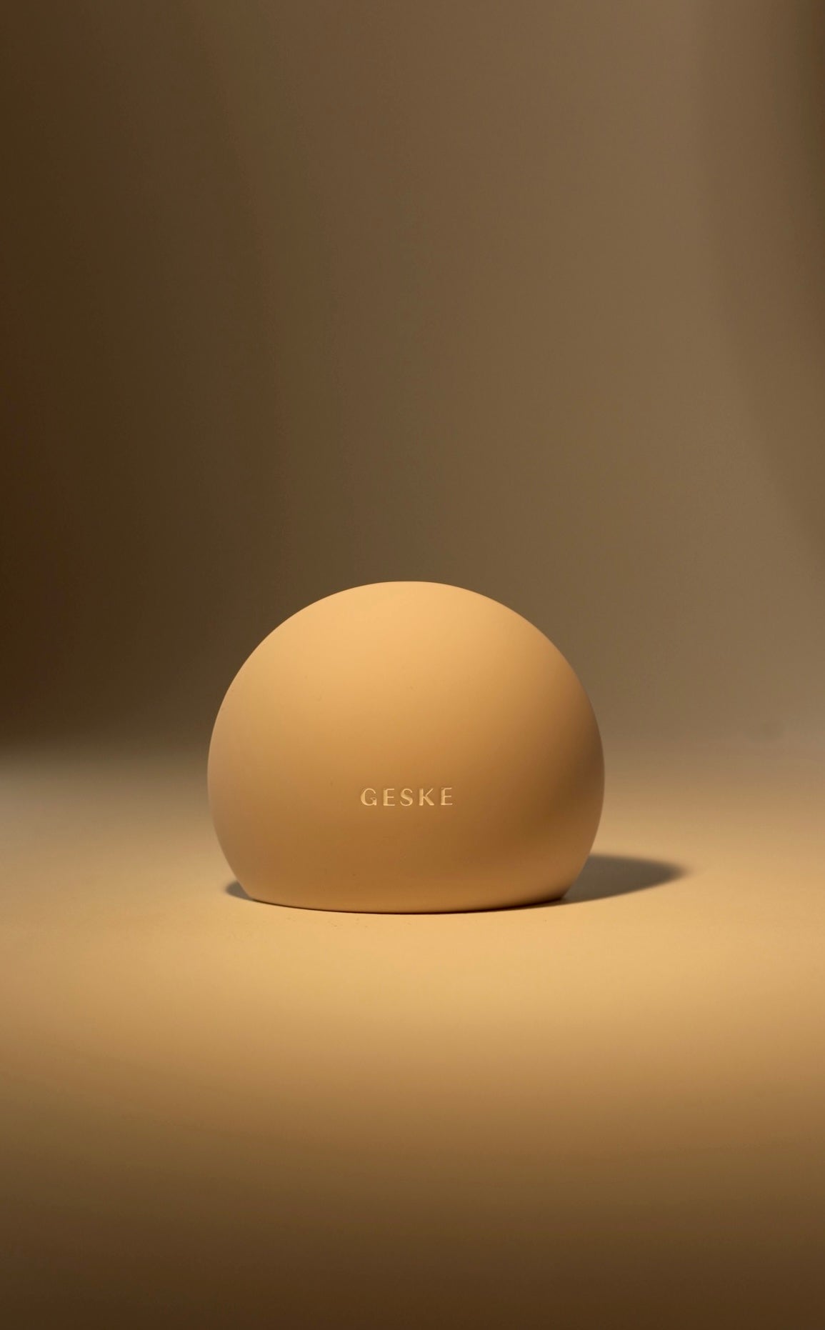 GESKE Lip Volumizer & Booster 4-in-1 Starlight – уред за по-плътни, гладки и блестящи устни.