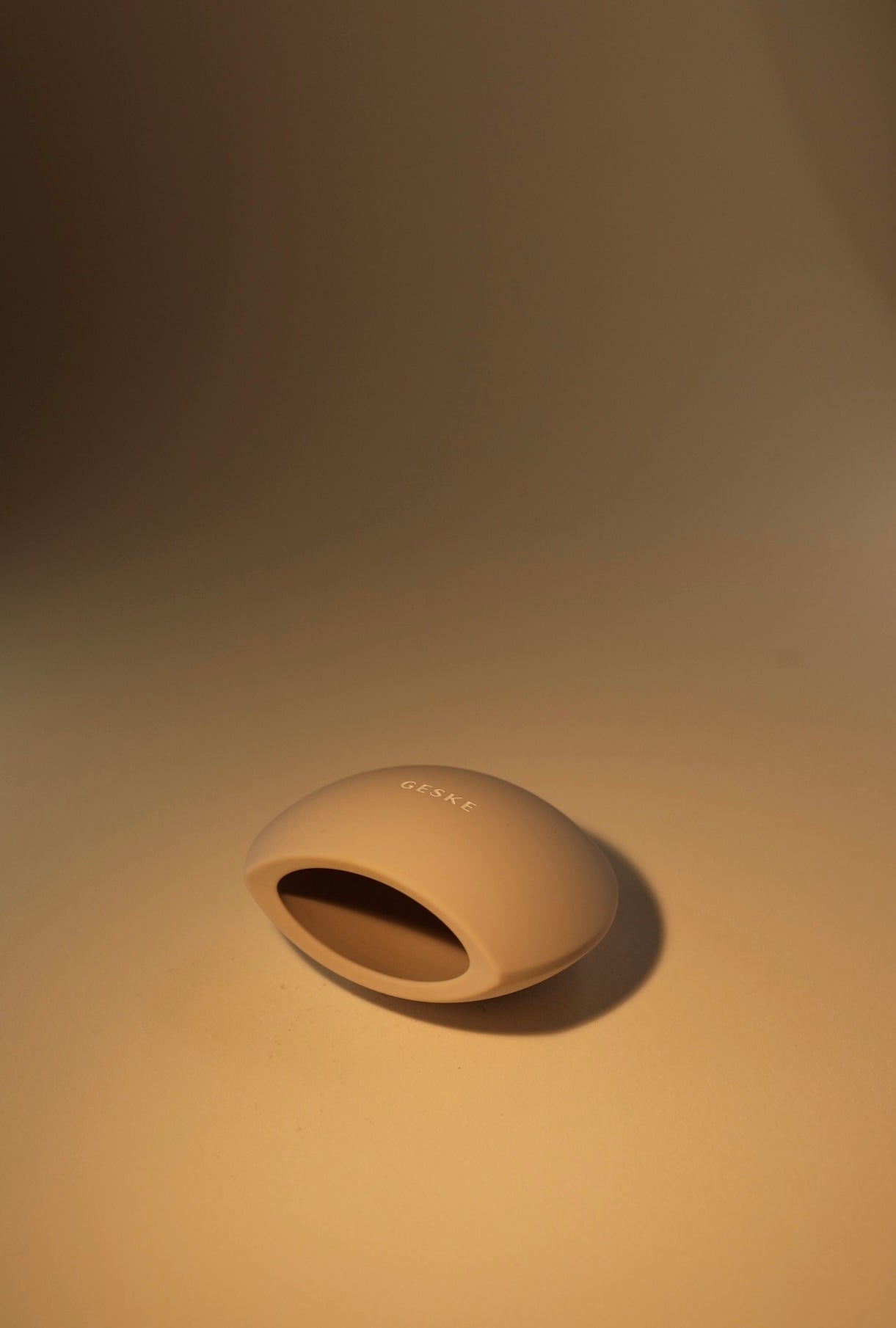 GESKE Lip Volumizer & Booster 4-in-1 Starlight – уред за по-плътни, гладки и блестящи устни.